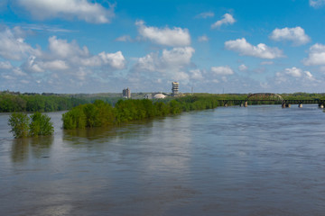 Fototapeta na wymiar Cresting Illinois River