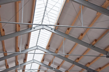 The roof of the new metal frame building is covered with insulation panels. The fast-built designs from metal.