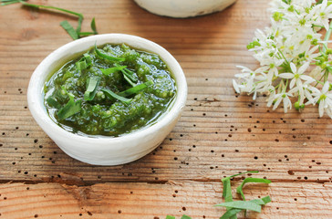 Bärlauch Wildkräuter essbare Blüten Öl Dip Pesto