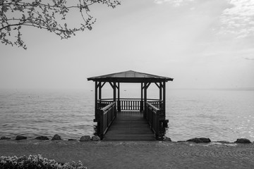 Veranda in legno su pontile in acqua al lago