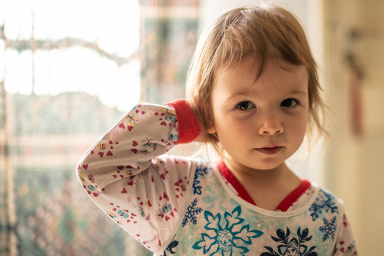Ni&ntilde;a disfrazada juega a las princesas