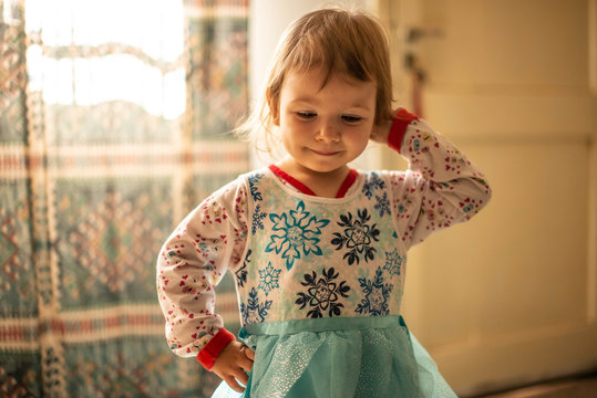 Ni&ntilde;a disfrazada juega a las princesas