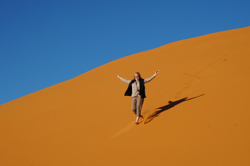Lebensfreude auf den roten Sanddünen in Merzouga in Marokko