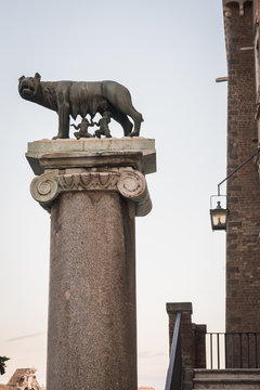 L&eacute;gendaire statue de Romulus et Remus nourrie par le loup &agrave; Rome