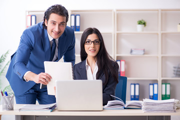 Obraz premium Two employees working in the office 