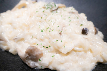 美味しそうなチーズリゾットの写真