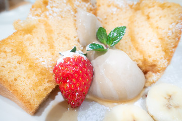 甘くておいしそうな苺とシフォンケーキ