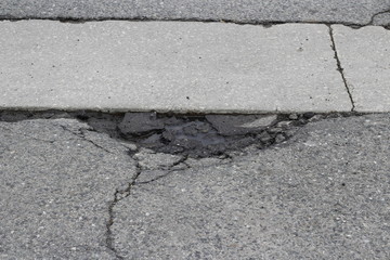 Obraz premium pothole on the side of the road