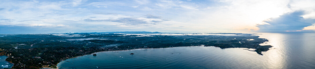 Obraz premium Aerial panorama view of beautiful weligama bay in the morning, sri lanka