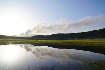 水面に映える阿蘇山の風景