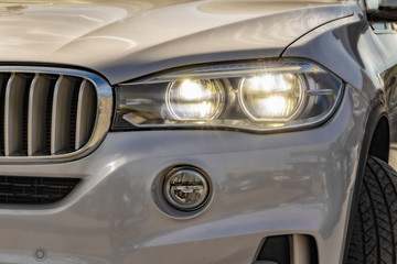 Obraz na płótnie Canvas Luxury SUV Headlight