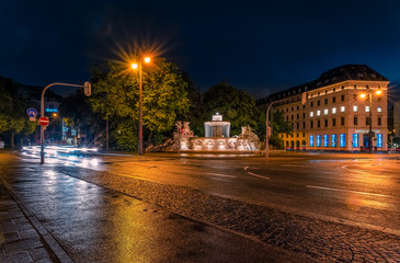 Fototapeta na wymiar München bei Nacht am Wittelsbacher Brunnen