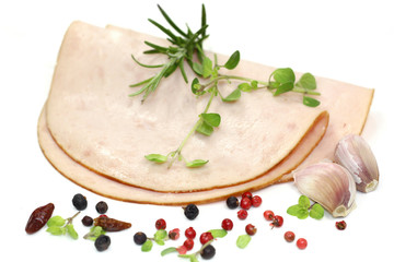 tranches de blanc de poulet sur un fond blanc