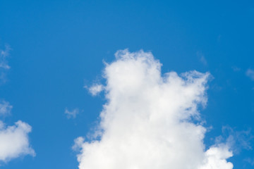 biała chmura na tle błękitnego nieba © maciejr23