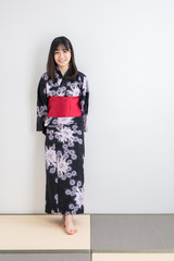 白背景に畳の上で女の子が浴衣を着ている姿花火大会
