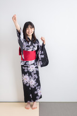 浴衣姿ではしゃぐ女性　kimono	