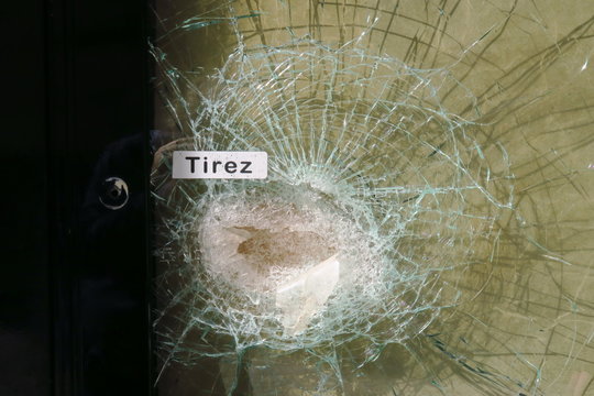 Tirez. Vitre blind&eacute;e avec trace d'impact
