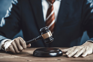 木槌を持つビジネスマン