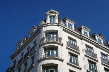 Obraz premium immeuble blanc ancien ciel bleu