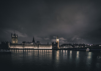 Fototapeta premium tower bridge at night with big ben and parliament visible 