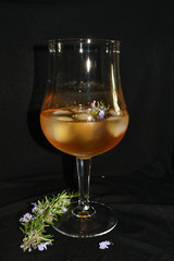 Cocktail et romarin fleuri