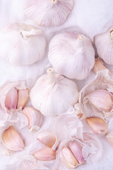 Obraz na płótnie Canvas garlic, garlic cloves, garlic husks close-up on a white background with gauze