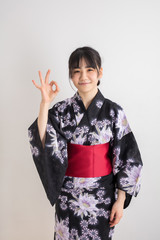 OKサインをだす浴衣を着た女性　JAPAN