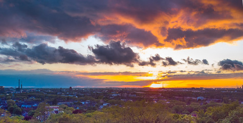 Luftaufnahme von Duisburg zum Sonnenuntergang 