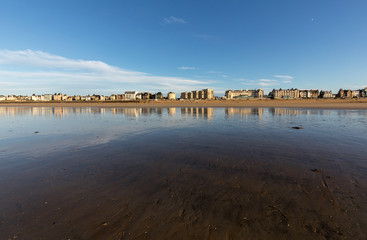 Fototapeta premium Beach in the evening sun and buildings along the seafront promenade in Saint Malo. Brittany, France