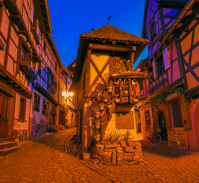 Eguisheim im Elsass bei Nacht, Frankreich Reise