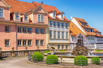 Fototapeta na wymiar Wasserkunst und Gebäude am Schlossberg in Gotha, Thüringen, Deutschland
