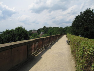 Fototapeta na wymiar Weg mit Balustrade am Hochufer Schlossgarten Aschaffenburg