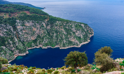 Obraz premium Butterfly Valley, Oludeniz, Fethiye, Mugla, Turcja. Licyjski sposób. Koncepcja lato i wakacje. (Kelebekler Vadisi) Widok panoramiczny.