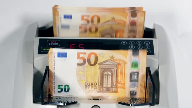 Amount of euro bills is getting automatically calculated