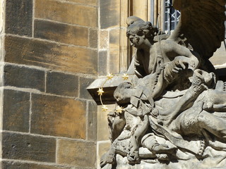 Fototapeta na wymiar Statue religiose nel castello di Praga in Repubblica Ceca.