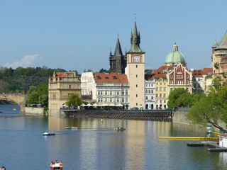 Fototapeta na wymiar Torri sul fiume a Praga in Repubblica Ceca.