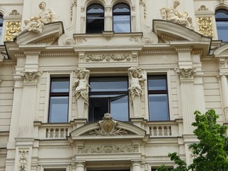 Facciata con statue di un elegante palazzo di Praga in Repubblica Ceca.