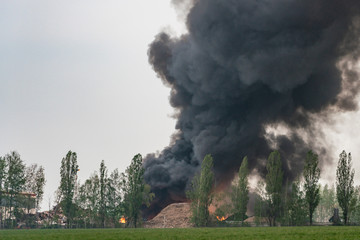 Großbrand auf Recyclinghof im Industriegebiet