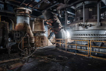 Innenraum einer alten verlassenen industriellen Stahlfabrik