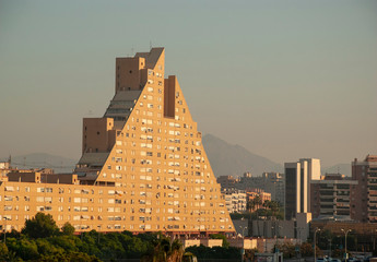 braunes dreieckiges Hochhaus in Alicante, Spanien