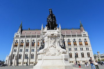 Fototapeta na wymiar Denkmal Graf Gyula Andrássy vor Parlamentsgebäude (Budapest)