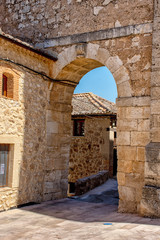 Fototapeta na wymiar puertas antiguas de maderuelo, Segovia