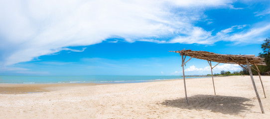 Fototapeta na wymiar Native beach umbrellas on the beach, beautiful sea and beautiful sky. Used to shade tourists while enjoying relaxation