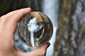 Glaskugel und Wasserfall