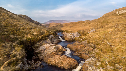 une rivière et ses cascades au milieu des collines typique du Connemara