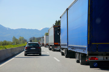 LKW Kolonne auf Autobahn, Österreich, Europa