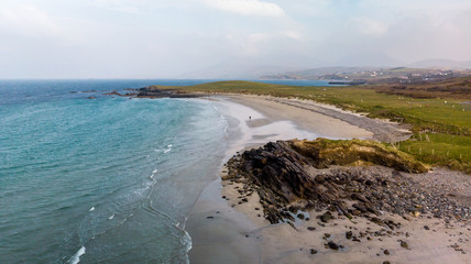 vue aérienne sur la côte irlandaise avec des rochers , la mer et les prairies vertes 
