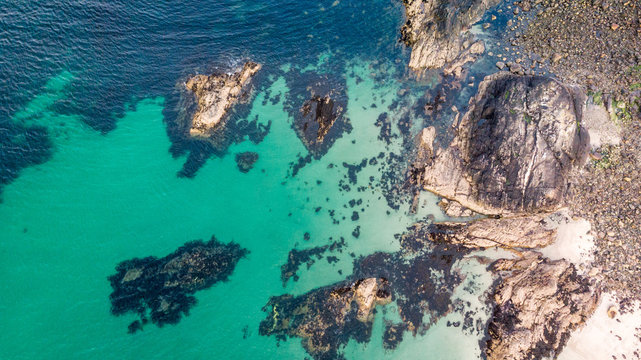 vue a&eacute;rienne sur des fonds marins avec rochers et mer turquoise