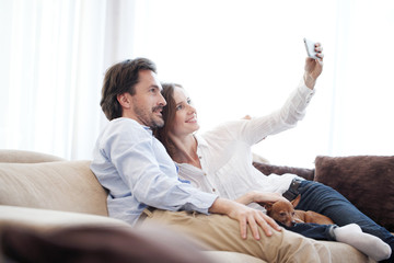 Obraz premium Happy couple taking selfie