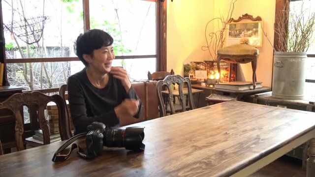ジェスチャーを交えながら説明する女性